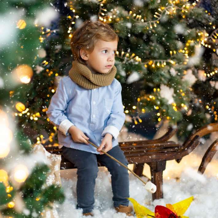 niño junto a hoguera en Navidad