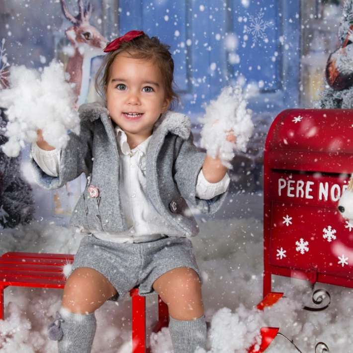 niña junto a buzón de Papá Noel 